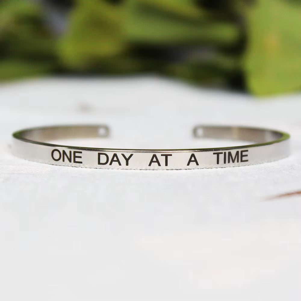 Stainless Steel Bangle Engraved Positive Inspirational Quote Mantra Cuff Titanium Steel Bracelets for Women Men 4Mm Jewelry Gift